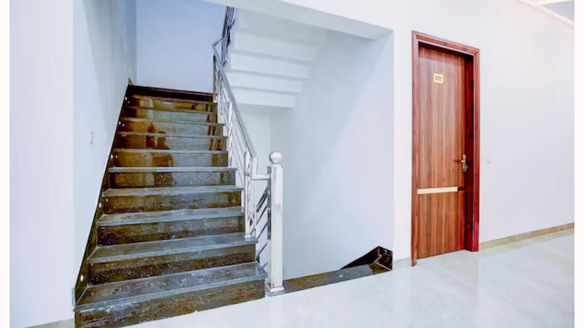 Homestay Hotel Banaras Inn Near Kashi Vishwanath Temple- Free Wifi and Parking Facilities - Fully Air Conditioning- Best Hotel Varanasi