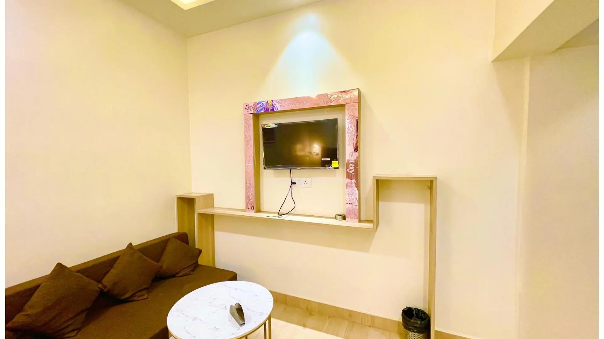 Homestay Hotel Banaras Inn Near Kashi Vishwanath Temple- Free Wifi and Parking Facilities - Fully Air Conditioning- Best Hotel Varanasi